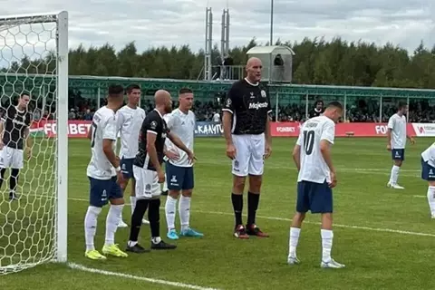 من ملاعب السلة لكرة القدم.. أطول لاعب في العالم
